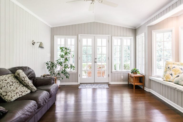 Large,And,Open,Living,Room,Den,Sun,Room,With,Windows
