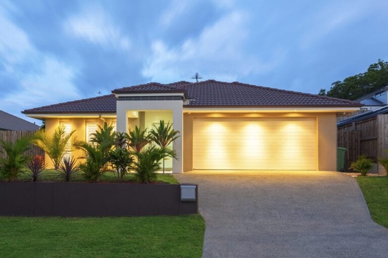 Well,Lit,Modern,Home,Exterior,At,Dusk